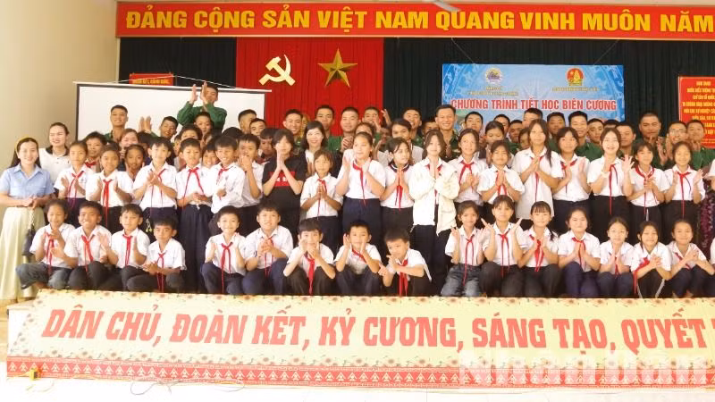 Các giáo viên và học sinh Trường tiểu học Y Jút, xã Krông Na tham gia chương trình “Tiết học biên cương”. Các giáo viên và học sinh Trường tiểu học Y Jút, xã Krông Na tham gia chương trình “Tiết học biên cương”.