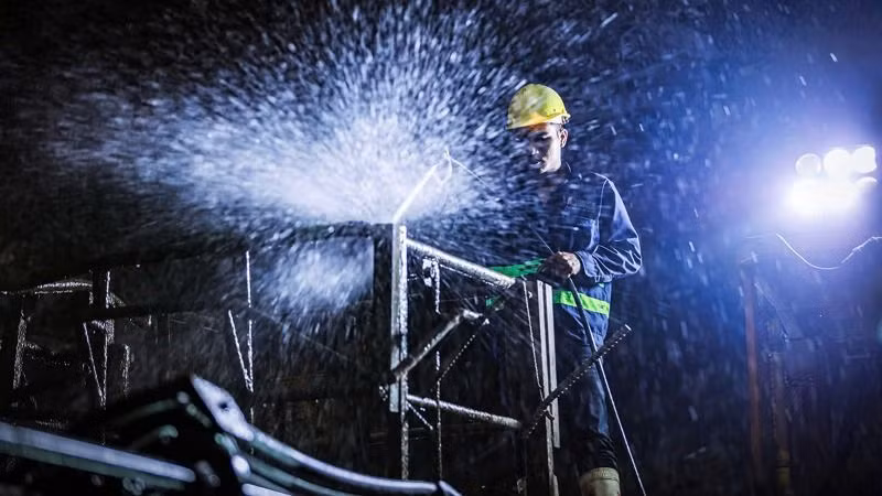 Liên danh nhà thầu do Tập đoàn Đèo Cả đứng đầu đã huy động 650 nhân sự, với hơn 200 đầu thiết bị máy móc, tổ chức triển khai đồng loạt 15 mũi thi công, bao gồm sáu mũi thi công hầm và chín mũi thi công cầu, đường. Liên danh nhà thầu do Tập đoàn Đèo Cả đứng đầu đã huy động 650 nhân sự, với hơn 200 đầu thiết bị máy móc, tổ chức triển khai đồng loạt 15 mũi thi công, bao gồm sáu mũi thi công hầm và chín mũi thi công cầu, đường.