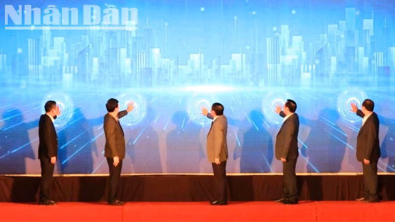 Các đại biểu ấn nút chính thức phát động Cuộc thi trực tuyến tìm hiểu “50 năm Chiến thắng Buôn Ma Thuột, giải phóng tỉnh Đắk Lắk. Các đại biểu ấn nút chính thức phát động Cuộc thi trực tuyến tìm hiểu “50 năm Chiến thắng Buôn Ma Thuột, giải phóng tỉnh Đắk Lắk.