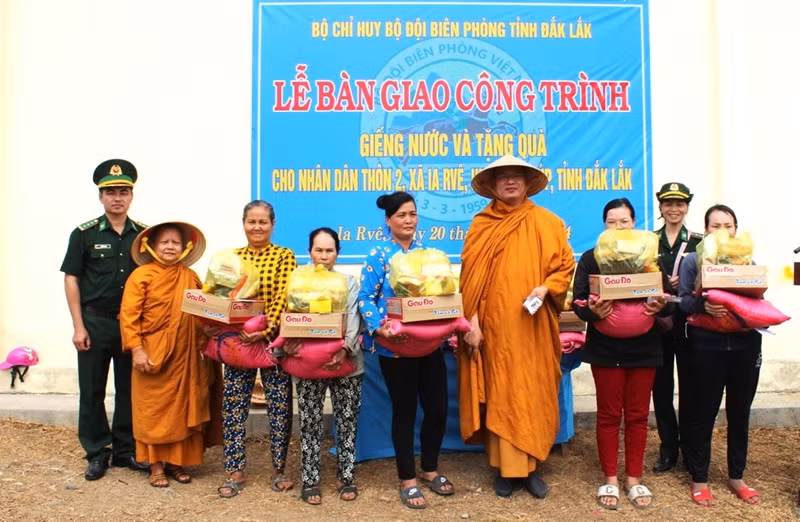 Đại diện các đơn vị và mạnh thường quân tặng quà cho các gia đình có hoàn cảnh đặc biệt khó khăn trên địa bàn xã biên giới Ia R'vê.