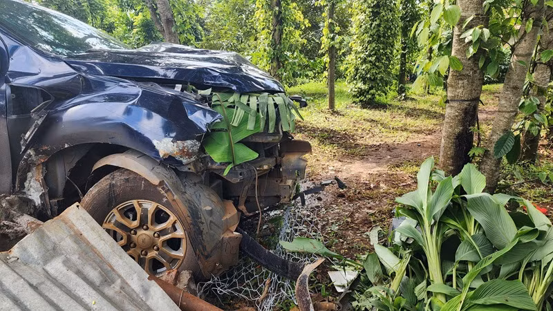 Đầu chiếc xe bán tải bị hư hỏng.