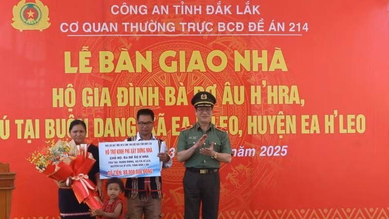 Thiếu tướng Lê Vinh Quy, Giám đốc Công an tỉnh Đắk Lắk trao bảng tượng trưng hỗ trợ kinh phí xây dựng nhà cho gia đình bà Rơ Âu H’hra tại buôn Dang, xã Ea H’leo, huyện Ea H’leo. (Ảnh: CTV).
