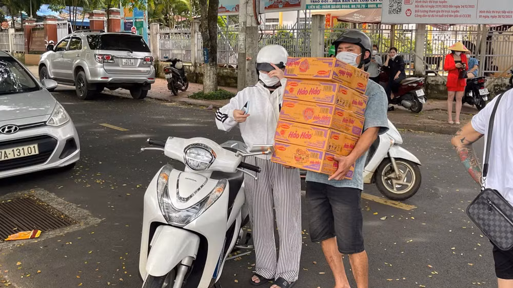 Người ủng hộ các thùng mì tôm. Người ủng hộ các thùng mì tôm.