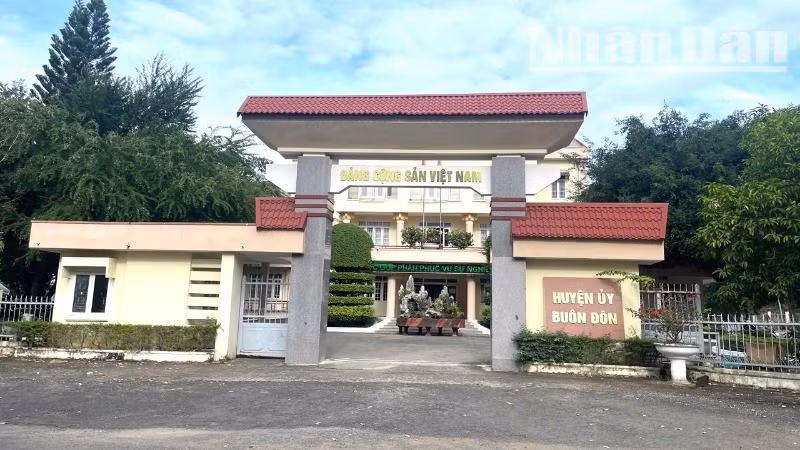 Huyện ủy Buôn Đôn, cơ quan có nhiều cán bộ lãnh đạo làm đơn xin nghỉ hưu trước tuổi. Huyện ủy Buôn Đôn, cơ quan có nhiều cán bộ lãnh đạo làm đơn xin nghỉ hưu trước tuổi.