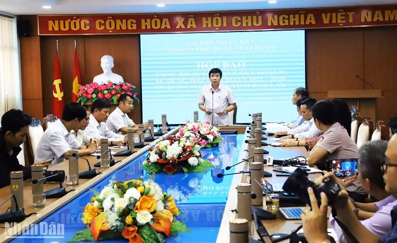 Phó Chủ tịch Ủy ban nhân dân thành phố Buôn Ma Thuột Lê Đại Thắng phát biểu tại buổi họp báo.