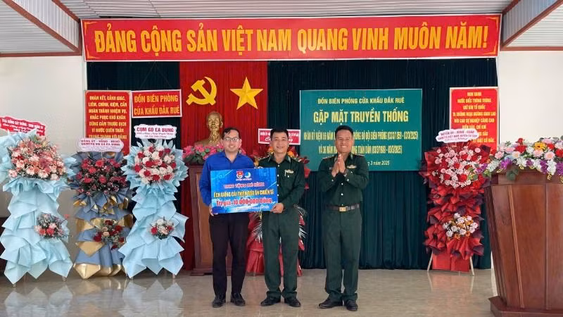 Các đơn vị kết nghĩa trao công trình thanh niên tặng cán bộ, chiến sĩ Đồn Biên phòng cửa khẩu Đắk Ruê. Các đơn vị kết nghĩa trao công trình thanh niên tặng cán bộ, chiến sĩ Đồn Biên phòng cửa khẩu Đắk Ruê.