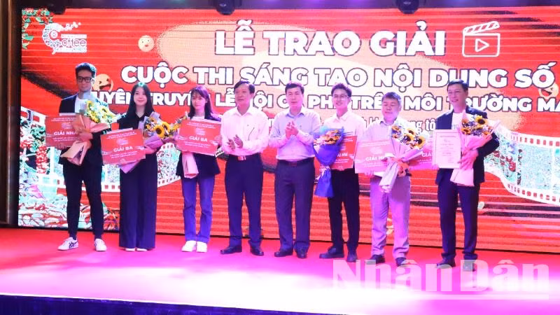 Ban tổ chức chức cuộc thi trao giải cho các tác giả đoạt giải trên mạng xã hội Facebook do Ban Giám khảo chấm. Ban tổ chức chức cuộc thi trao giải cho các tác giả đoạt giải trên mạng xã hội Facebook do Ban Giám khảo chấm.
