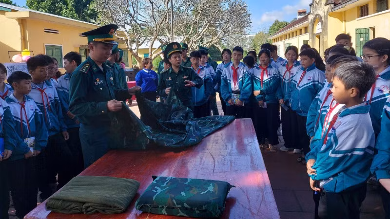 Các em học sinh được hướng dẫn sắp xếp nội vụ.