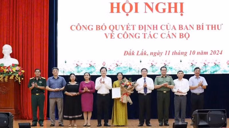 Các đồng chí trong Ban Thường vụ Tỉnh ủy Đắk Lắk chúc mừng đồng chí Huỳnh Thị Chiến Hòa.