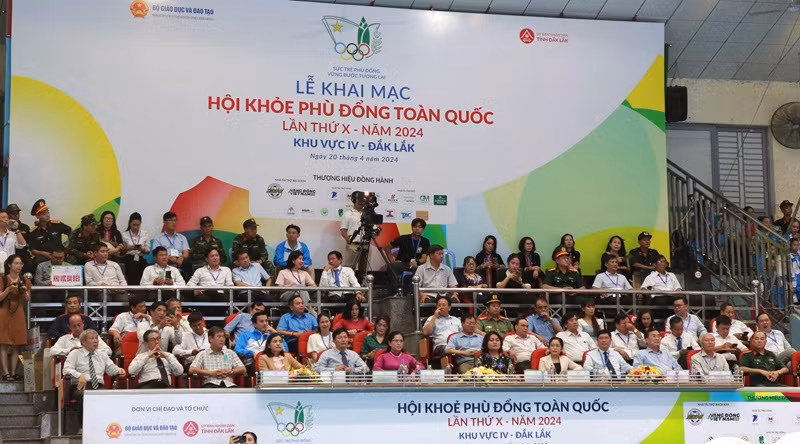 Các đại biểu tham dự lễ khai mạc Hội khỏe Phù Đổng toàn quốc lần thứ X - khu vực IV năm 2024.