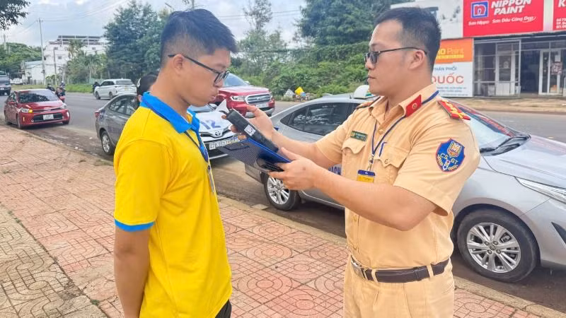Các thí sinh được kiểm tra nồng độ cồn trước khi bước vào thi sát hạch.