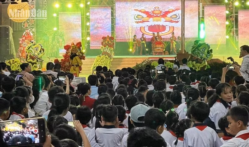 Các em được hòa mình vào không khí Tết Trung Thu sôi nổi với các tiết mục múa lân-sư-rồng, thưởng thức nhiều tiết mục văn nghệ đặc sắc.