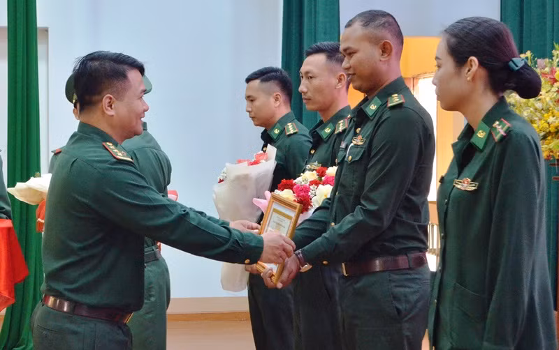 Lãnh đạo Bộ Chỉ huy Bộ đội Biên phòng tỉnh Đắk Lắk tặng danh hiệu “Gương mặt trẻ triển vọng” cho các cá nhân.