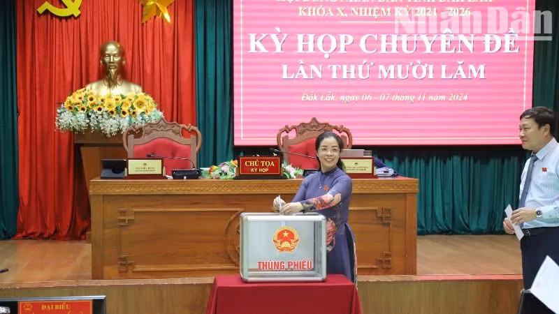 Các đại biểu bầu bổ sung bầu bổ sung Ủy viên Ủy ban nhân dân tỉnh Đắk Lắk khóa X, nhiệm kỳ 2021-2026 đối với đồng chí Lê Thị Thanh Xuân, Giám đốc Sở Giáo dục và Đào tạo. Các đại biểu bầu bổ sung bầu bổ sung Ủy viên Ủy ban nhân dân tỉnh Đắk Lắk khóa X, nhiệm kỳ 2021-2026 đối với đồng chí Lê Thị Thanh Xuân, Giám đốc Sở Giáo dục và Đào tạo.