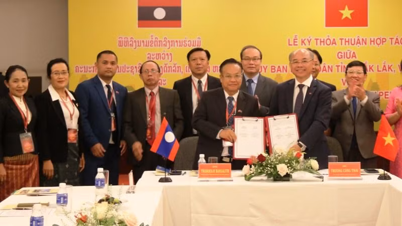 Lãnh đạo hai tỉnh Đắk Lắk và Attapeu ký kết văn bản thỏa thuận hợp tác song phương.