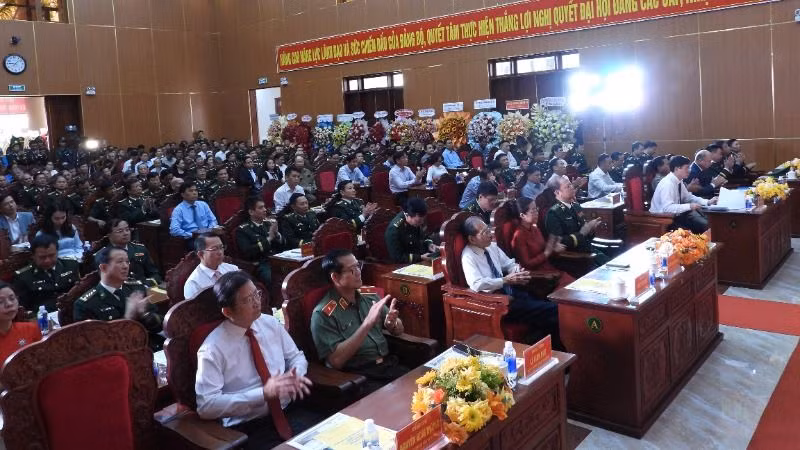 Các đại biểu dự buổi lễ. Các đại biểu dự buổi lễ.