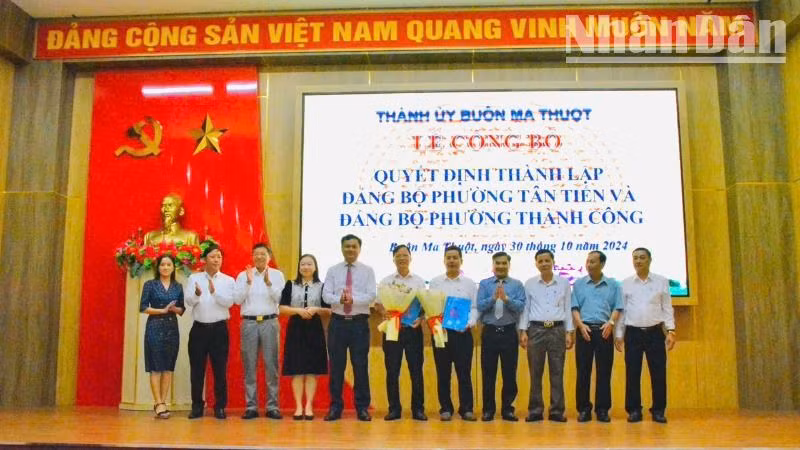 Thành ủy Buôn Ma Thuột công bố quyết định thành lập Đảng bộ phường Tân Tiến và phường Thành Công sau khi sáp nhập.