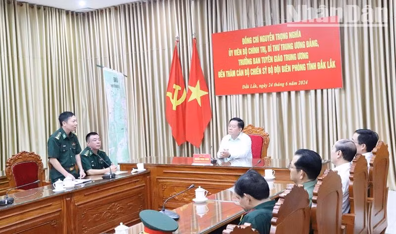 Đại tá Đỗ Quang Thấm, Chính ủy Bộ đội Biên phòng tỉnh Đắk Lắk cảm ơn Trưởng Ban Tuyên giáo Trung ương và đoàn công tác của Trung ương đến thăm cán bộ, chiến sĩ Bộ Chỉ huy Bộ đội Biên phòng tỉnh Đắk Lắk. Đại tá Đỗ Quang Thấm, Chính ủy Bộ đội Biên phòng tỉnh Đắk Lắk cảm ơn Trưởng Ban Tuyên giáo Trung ương và đoàn công tác của Trung ương đến thăm cán bộ, chiến sĩ Bộ Chỉ huy Bộ đội Biên phòng tỉnh Đắk Lắk.