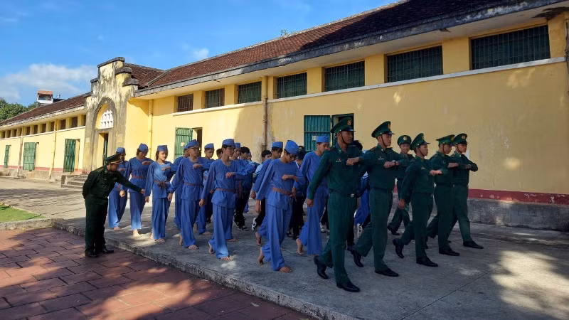 Các em học sinh được trải nghiệm thực hành điều lệnh đội ngũ cùng cán bộ, chiến sĩ Bộ đội Biên phòng.