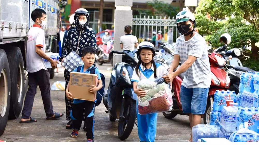 Các em học sinh ở thành phố Buôn Ma Thuột mang mùng mền, mì tôm đến ủng hộ đồng bào bị lũ lụt ở các tỉnh phía bắc. Các em học sinh ở thành phố Buôn Ma Thuột mang mùng mền, mì tôm đến ủng hộ đồng bào bị lũ lụt ở các tỉnh phía bắc.