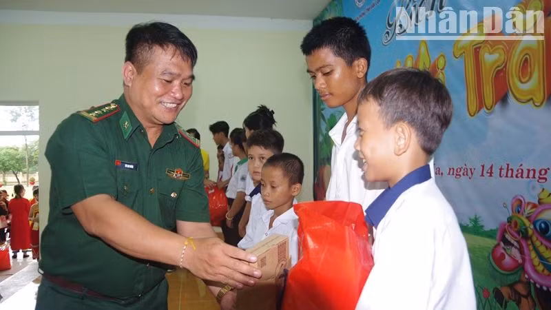 Đại tá Rơ Lan Ngân, Phó Chính ủy Bộ đội Biên phòng tỉnh Đắk Lắk tặng quà Trung thu cho các cháu học sinh trên địa bàn xã biên giới Krông Na.