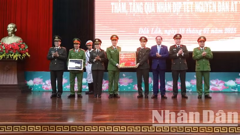 Phó Chủ tịch Quốc hội Trần Quang Phương tặng quà Tết cho Công an tỉnh Đắk Lắk. Phó Chủ tịch Quốc hội Trần Quang Phương tặng quà Tết cho Công an tỉnh Đắk Lắk.
