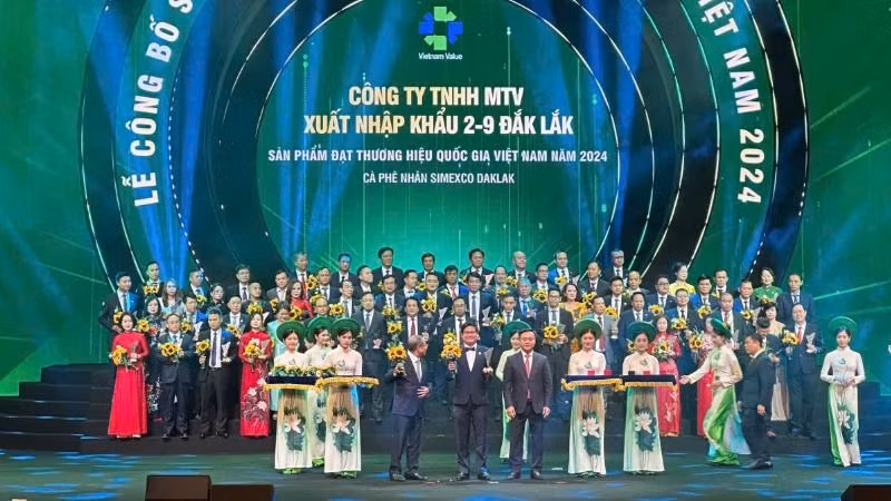 Ông Lê Đức Huy, Chủ tịch Hội đồng thành viên kiêm Tổng Giám đốc Simexco Daklak nhận biểu trưng và hoa chúc mừng doanh nghiệp có sản phẩm đạt Thương hiệu Quốc gia Việt Nam năm 2024.