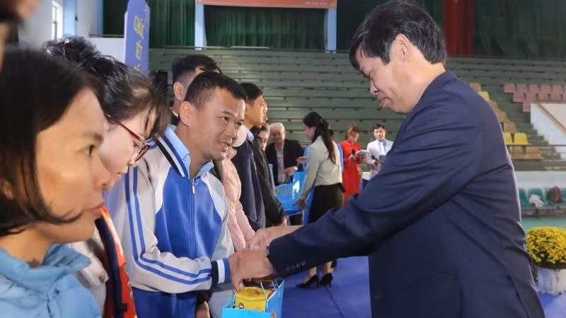 Lãnh đạo Liên đoàn Lao động tỉnh Đắk Lắk tặng quà Tết cho các đoàn viên Công đoàn và người lao động có hoàn cảnh khó khăn.