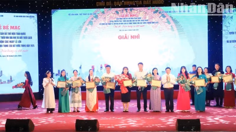 Ban Tổ chức Liên hoan trao giải cho các đoàn đạt giải Nhì.