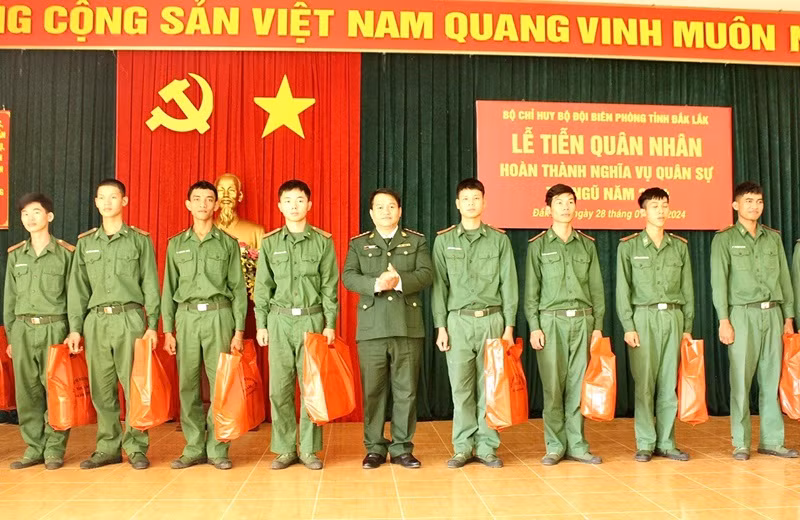 Lãnh đạo Bộ đội Biên phòng tỉnh Đắk Lắk tặng quà quân nhân hoàn thành nghĩa vụ quân sự. Ảnh: Việt Đức