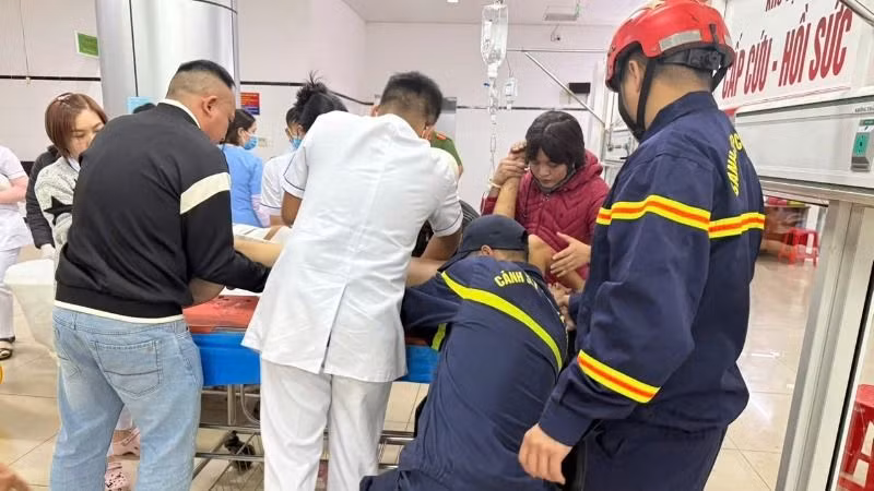 Lực lượng Cảnh sát Phòng cháy chữa cháy và Cứu nạn cứu hộ, người dân cùng cán bộ y tế nỗ lực cấp cứu nạn nhân.