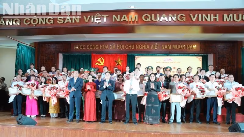 Tặng Bằng khen của Chủ tịch Ủy ban nhân dân tỉnh Đắk Lắk cho các tập thể. Tặng Bằng khen của Chủ tịch Ủy ban nhân dân tỉnh Đắk Lắk cho các tập thể.