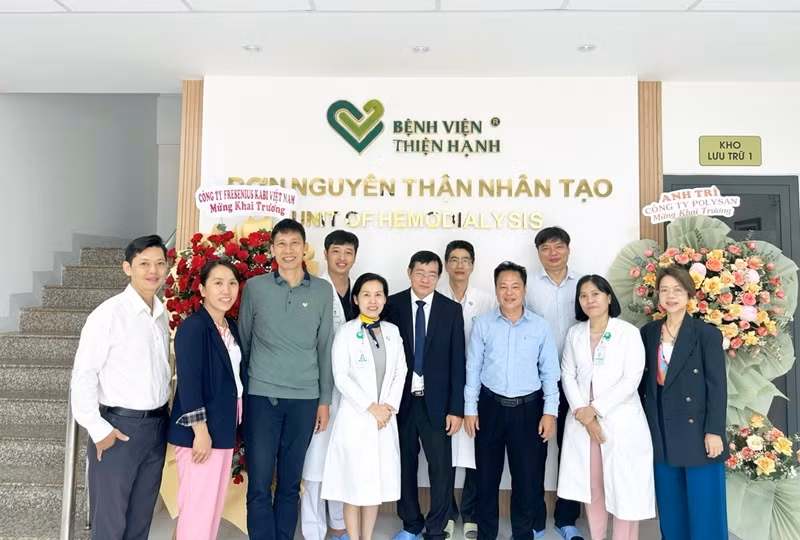 Tiến sĩ, bác sĩ Nguyễn Minh Tuấn, Trưởng khoa Thận nhân tạo Bệnh viện Chợ Rẫy, Thành phố Hồ Chí Minh và tập thể lãnh đạo Bệnh viện Thiện Hạnh. Tiến sĩ, bác sĩ Nguyễn Minh Tuấn, Trưởng khoa Thận nhân tạo Bệnh viện Chợ Rẫy, Thành phố Hồ Chí Minh và tập thể lãnh đạo Bệnh viện Thiện Hạnh.
