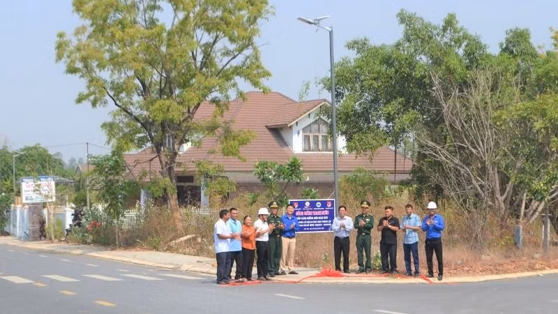 Đại diện Đồn Biên phòng Bo Heng và Công ty Điện lực Đắk Lắk bàn giao công trình tặng nhân dân buôn Trí.
