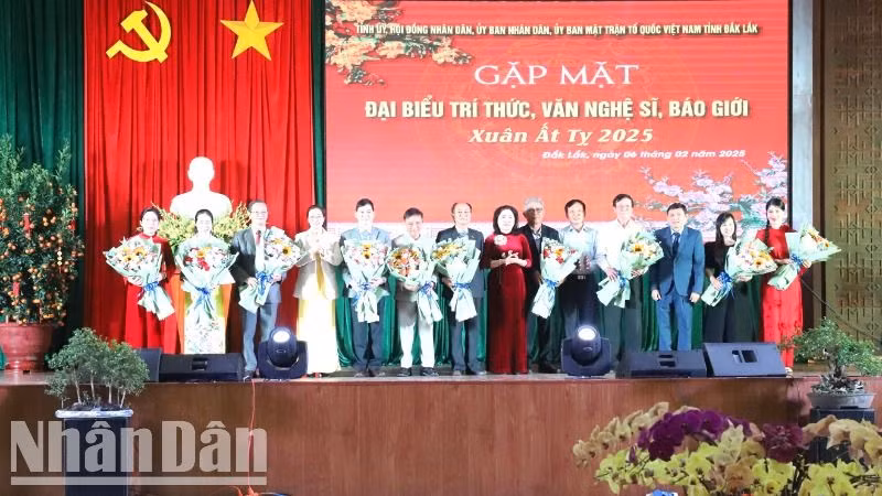 Lãnh đạo tỉnh Đắk Lắk tặng hoa chúc mừng 10 cá nhân tiêu biểu trên các lĩnh vực trong năm 2024 của tỉnh.