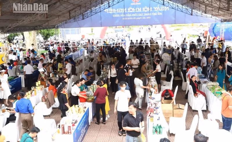 150 gian hàng trưng bày, giới thiệu sản phẩm khởi nghiệp, sản phẩm OCOP, sản phẩm công nghiệp nông thôn tiêu biểu, sản phẩm phục vụ du lịch địa phương tại ngày hội. 150 gian hàng trưng bày, giới thiệu sản phẩm khởi nghiệp, sản phẩm OCOP, sản phẩm công nghiệp nông thôn tiêu biểu, sản phẩm phục vụ du lịch địa phương tại ngày hội.