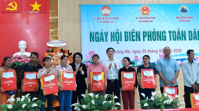 Đồng chí Nguyễn Đình Trung và đồng chí Tô Thị Bích Châu tặng quà các gia đình chính sách, hộ nghèo, người có uy tín trên địa bàn xã biên giới Krông Na. Đồng chí Nguyễn Đình Trung và đồng chí Tô Thị Bích Châu tặng quà các gia đình chính sách, hộ nghèo, người có uy tín trên địa bàn xã biên giới Krông Na.