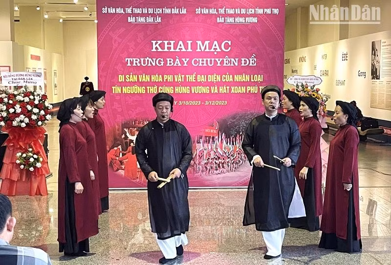 Biểu diễn Hát Xoan tại lễ khai mạc trưng bày chuyên đề Di sản văn hóa phi vật thể của nhân loại “Tín ngưỡng thờ cúng Hùng Vương và Hát Xoan Phú Thọ”.