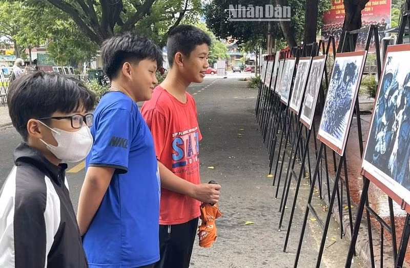Các bạn trẻ thích thú khi đến tham quan, thưởng lãm tranh, ảnh nghệ thuật về vùng đất Tây Nguyên, văn hóa các dân tộc thiểu số Tây Nguyên chào mừng Quốc khánh 2/9 được trưng bày tại triển lãm… Các bạn trẻ thích thú khi đến tham quan, thưởng lãm tranh, ảnh nghệ thuật về vùng đất Tây Nguyên, văn hóa các dân tộc thiểu số Tây Nguyên chào mừng Quốc khánh 2/9 được trưng bày tại triển lãm…