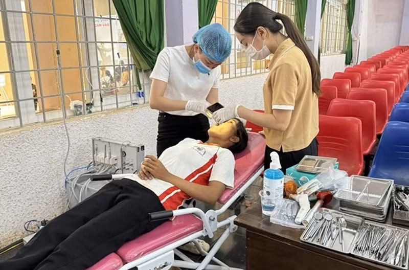 Người dân được khám và điều trị nha khoa miễn phí tại chương trình.