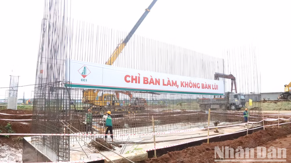 Các nhà thầu thi công quyết tâm đẩy nhanh tiến độ thi công Dự án cao tốc Khánh Hòa-Buôn Ma Thuột.