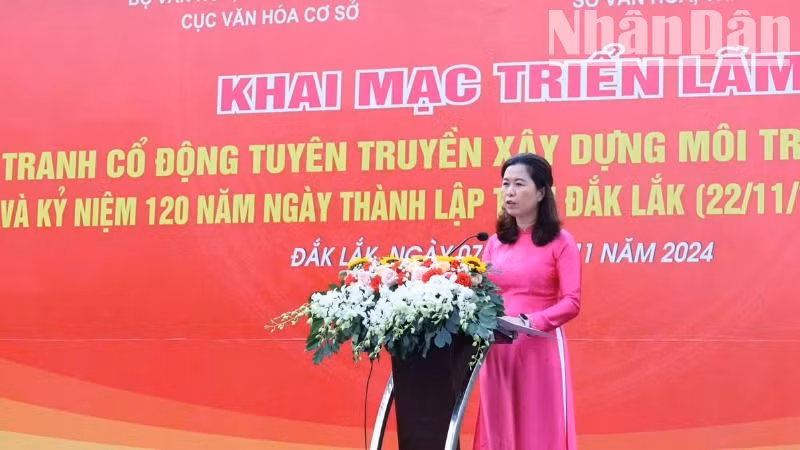 Bà Vi Thanh Hoài, Phó Cục trưởng Cục Văn hóa cơ sở, phát biểu khai mạc triển lãm.