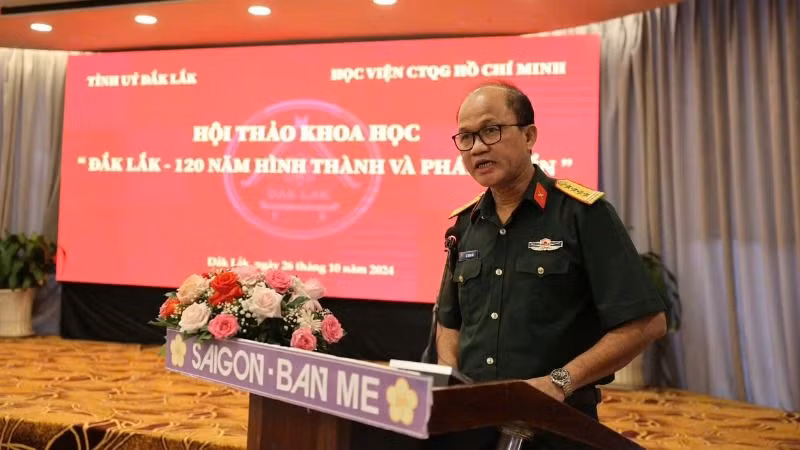 Các đại biểu tham luận tại hội thảo. Các đại biểu tham luận tại hội thảo.