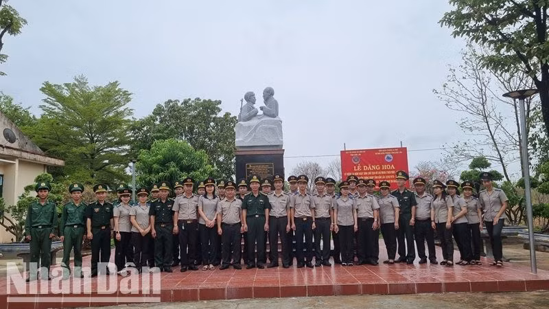 Lãnh đạo Bộ Chỉ huy Bộ đội Biên phòng tỉnh Đắk Lắk và lãnh đạo, cán bộ, chiến sĩ, công chức hai đơn vị Cục Thi hành án dân sự tỉnh và Đồn biên phòng Ia Rvê chụp hình lưu niệm tại tượng đài Chủ tịch Hồ Chí Minh với Bộ đội Biên phòng tại Đồn biên phòng Ia Rvê. Lãnh đạo Bộ Chỉ huy Bộ đội Biên phòng tỉnh Đắk Lắk và lãnh đạo, cán bộ, chiến sĩ, công chức hai đơn vị Cục Thi hành án dân sự tỉnh và Đồn biên phòng Ia Rvê chụp hình lưu niệm tại tượng đài Chủ tịch Hồ Chí Minh với Bộ đội Biên phòng tại Đồn biên phòng Ia Rvê.