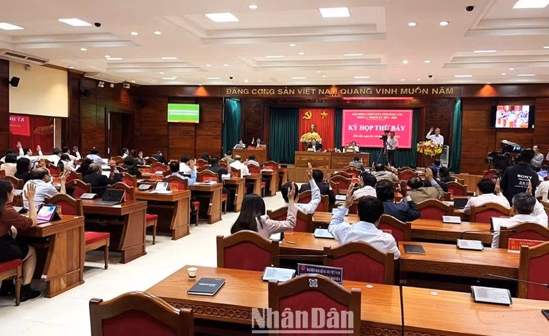Các đại biểu biểu quyết thông qua các nghị quyết của kỳ họp.