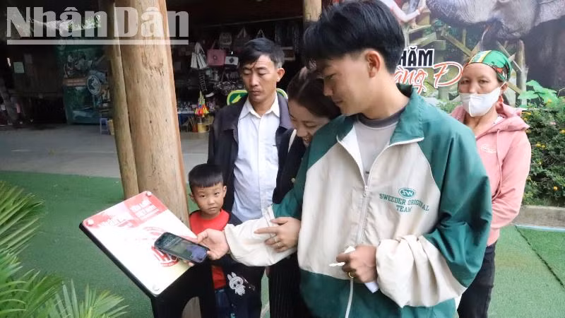 Du khách phấn khởi trải nghiệm Du khách phấn khởi trải nghiệm