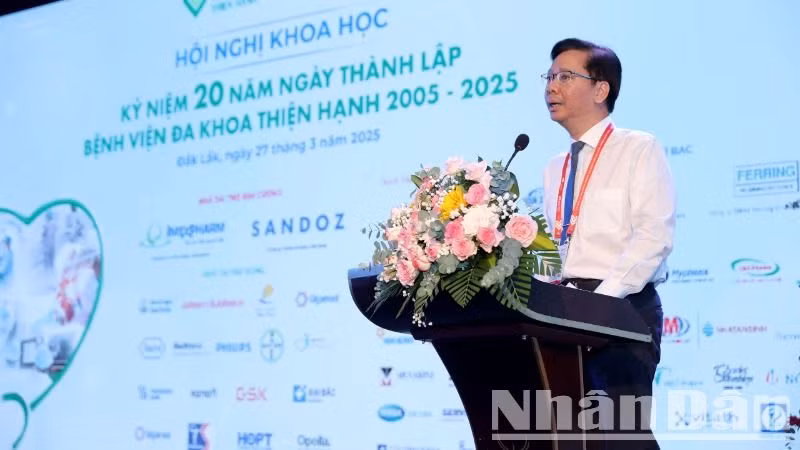 Phó Giáo sư, Tiến sĩ, bác sĩ Nguyễn Minh Anh, Phó Giám đốc Bệnh viện Đại học Y Dược Thành phố Hồ Chí Minh báo cáo những xu hướng mới trong chẩn đoán, điều trị và quản lý chất lượng hiện nay.