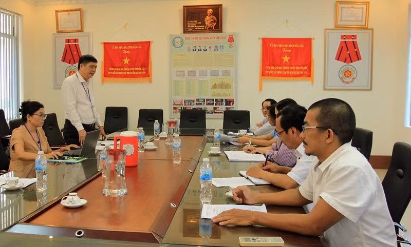 Giám đốc Sở Giáo dục và Đào tạo tỉnh Đắk Lắk Phạm Đăng Khoa làm việc với lãnh đạo điểm thi tại Trung tâm giáo dục thường xuyên tỉnh.