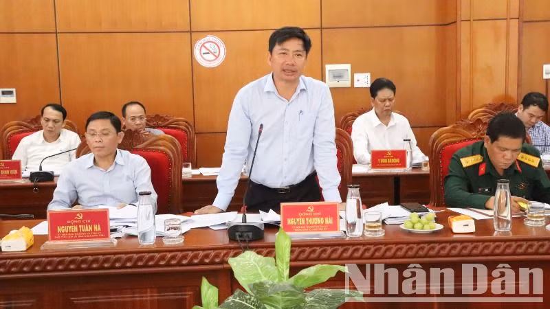 Trưởng Ban Tổ chức Tỉnh ủy Đắk Lắk Nguyễn Thượng Hải trao đổi những nội dung mà Đoàn kiểm tra quan tâm.
