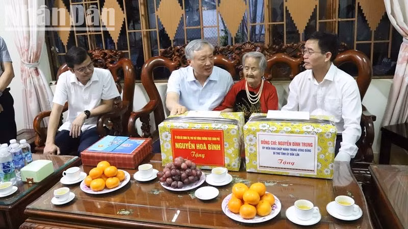 Chiều 14/9, Phó Thủ tướng Thường trực Nguyễn Hòa Bình đã đến thăm, tặng quà cho Mẹ Việt Nam anh hùng Lê Thị Tùng, ở tổ dân phố 3, phường Tân Hòa, thành phố Buôn Ma Thuột.